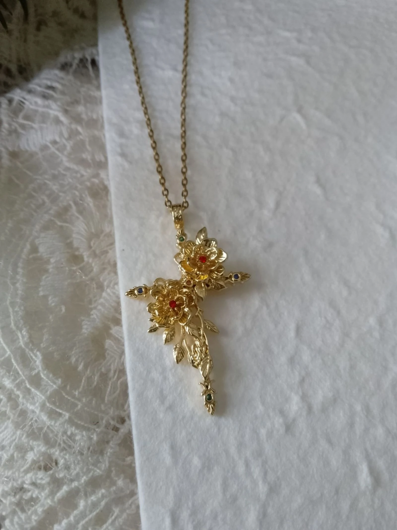 Collar de cruz con flores en acero inoxidable dorado – photo 2